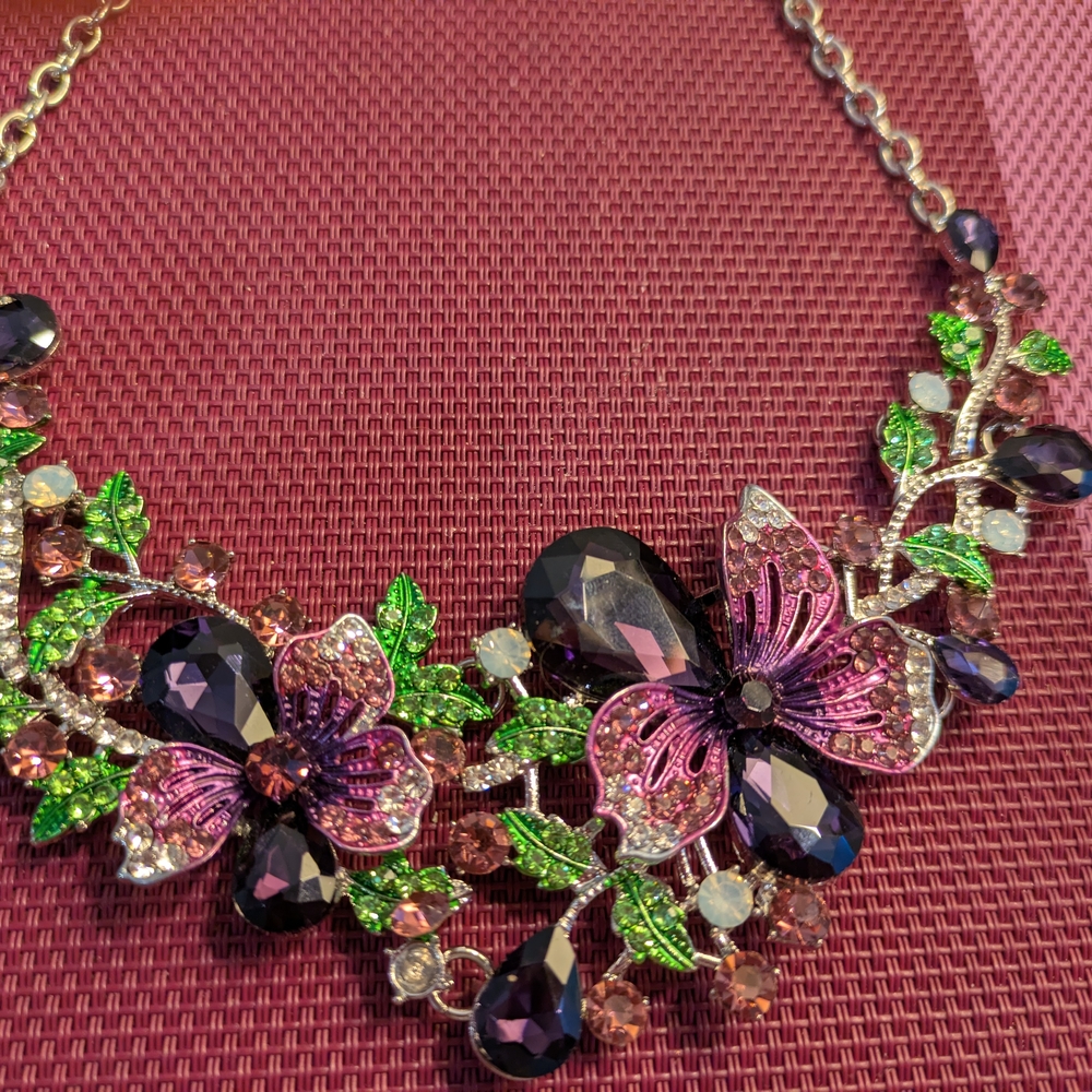 Exquisite Flowers Necklace with Pink and Green Details - Picture 2 of 2